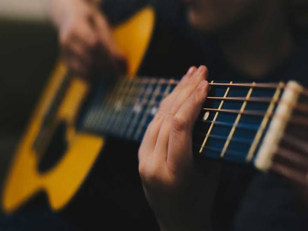 Cara mendapatkan uang dari bermain alat musik